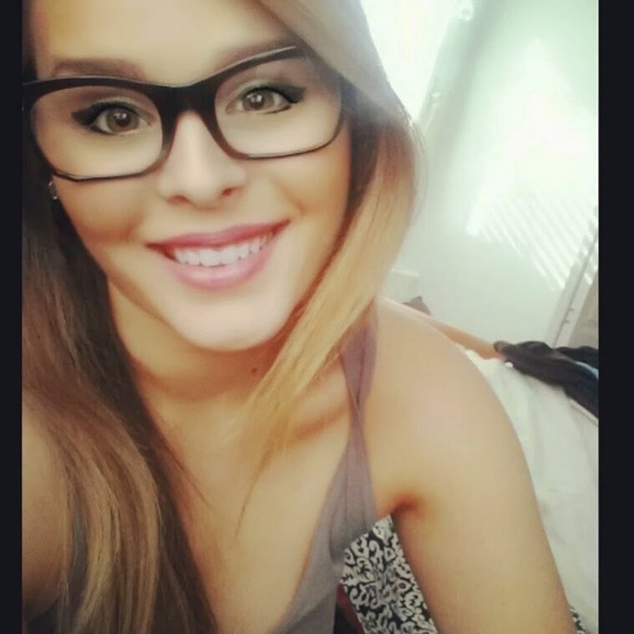 Meet your Posher, Alyssa - Picture 1 of 1